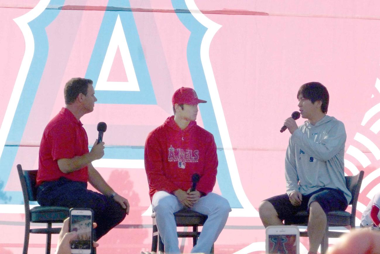 トークイベントで通訳（右）を交えて話す大谷選手（2018年撮影）