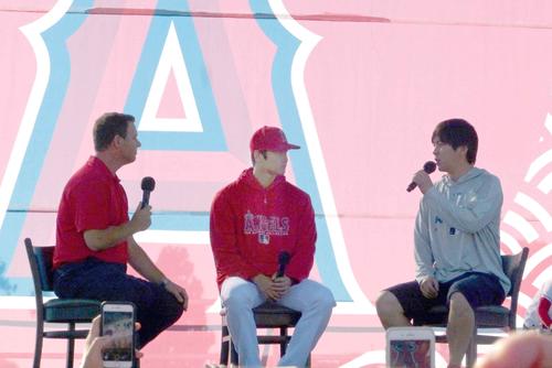 トークイベントで通訳（右）を交えて話す大谷選手（2018年撮影）