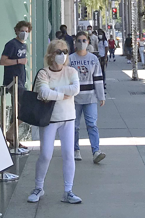 感染予防対策でマスクを着用してソーシャルディスタンスを保って並ぶ人たち。再びこんな光景を目にする日がくるかもしれません