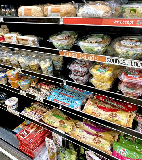 セブン-イレブンの総菜コーナーにあるのはサラダやサンドイッチ、ブリトーなど