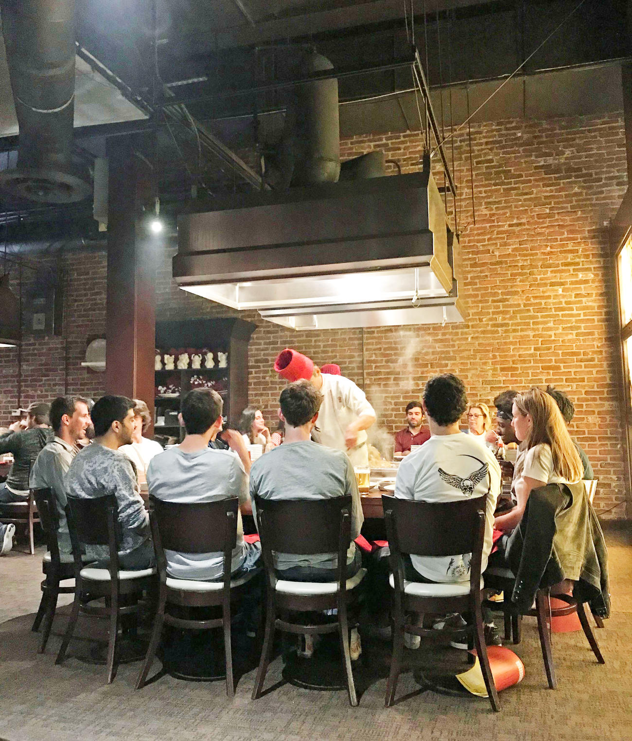 レストランの店内で飲食するにはワクチン接種が必要になる日が近いかも?!
