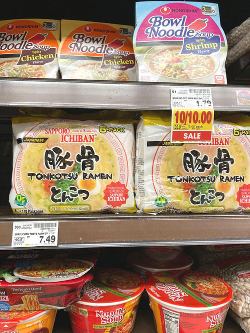 インスタントラーメンのコーナーにはサッポロ一番と共に韓国のヌードルやチキンヌードルなども並んでいます