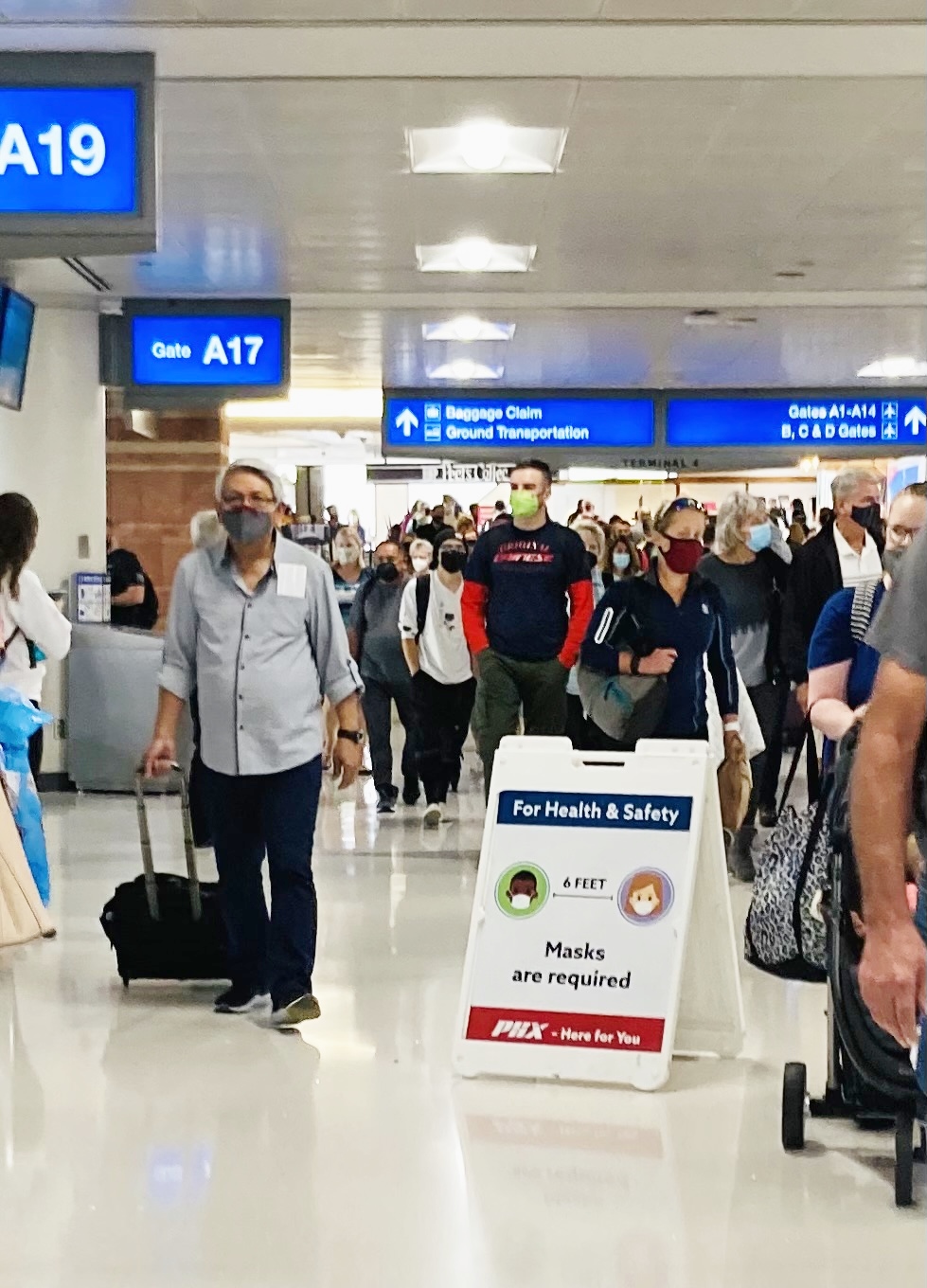 フェニックス空港の人混み。平日の午前中でこんなにたくさんの人が