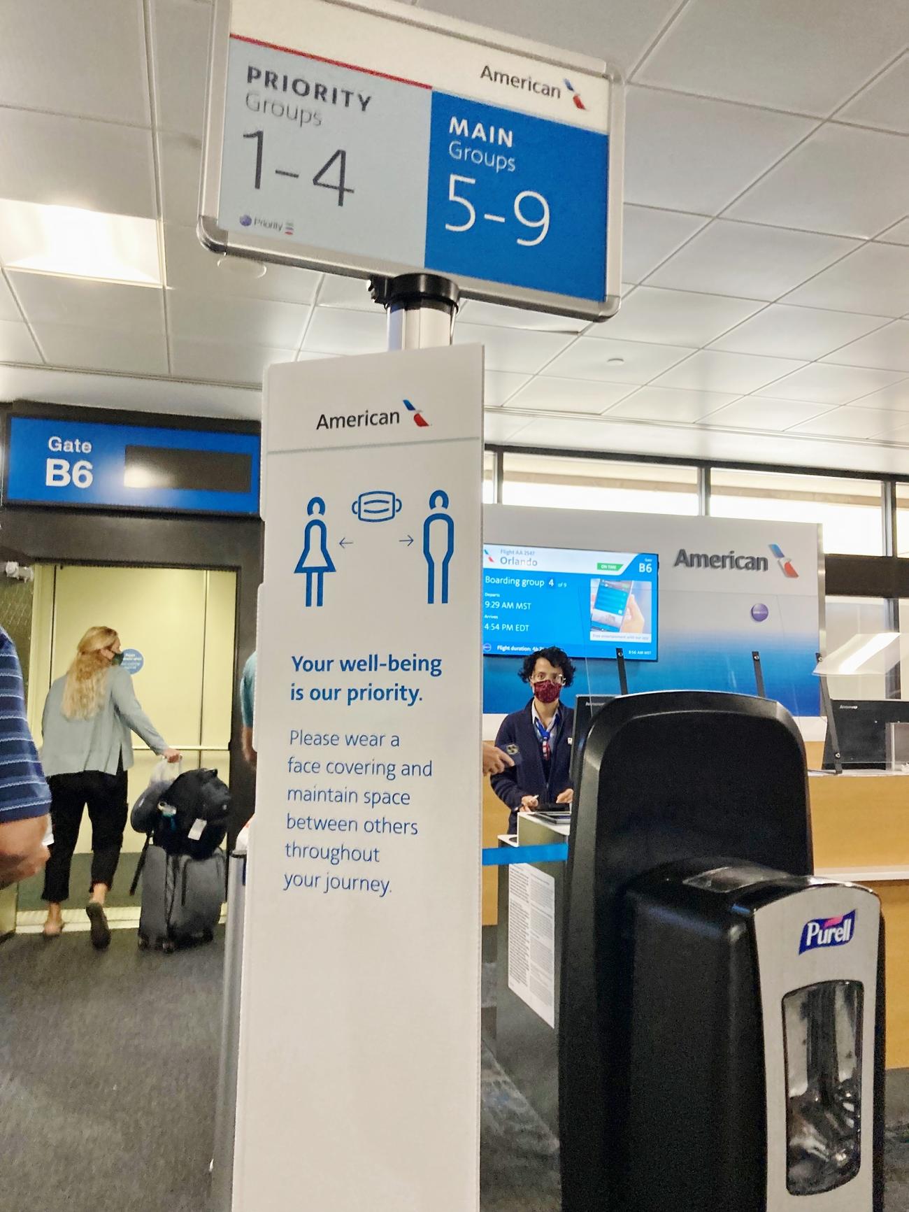 航空会社も反マスクの乗客対応に追われ、搭乗口ゲート前にもマスク着用を促す看板が