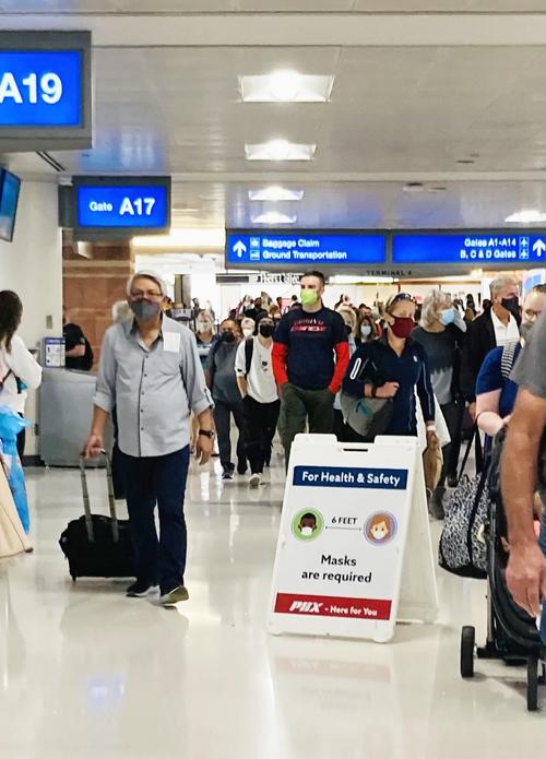フェニックス空港の人混み。平日の午前中でこんなにたくさんの人が
