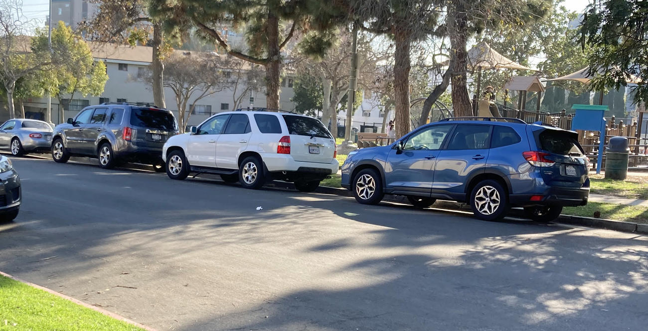 住宅街の路上に並ぶSUV。ユーコンのような大きな車もLAでは珍しくありません