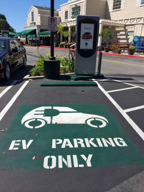 LAのスーパーマーケットには電気自動車（EV）専用駐車スペースもあります