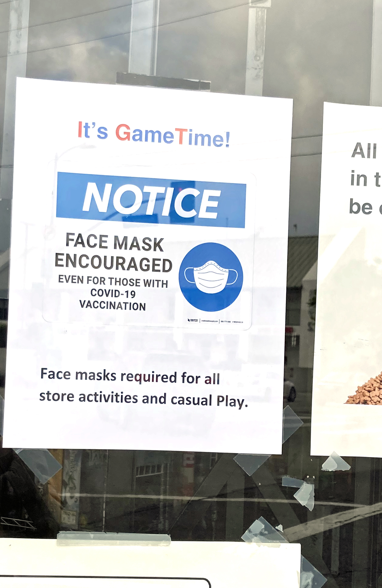 LAでは現在も入店時に独自にマスク着用を求めるサインを掲げている店舗も多く、屋内でのマスク着用率は半々くらい