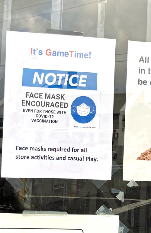 LAでは現在も入店時に独自にマスク着用を求めるサインを掲げている店舗も多く、屋内でのマスク着用率は半々くらい
