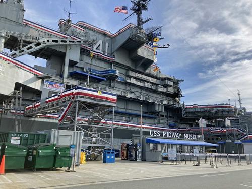 米海軍の航空母艦の一つミッドウェイは、現在は博物館として一般に公開中