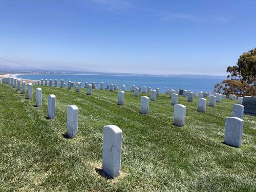 ロマ岬海軍基地に隣接するフォート・ローズクラインズ国立墓地
