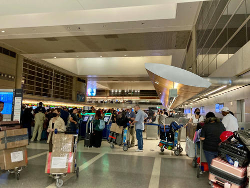東南アジア行きの旅行客で混雑するロサンゼルス空港の日本行きフライトのカウンター