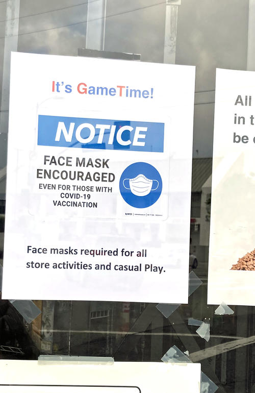 感染再拡大を受けて、マスク着用推奨と張り紙をするゲーム店も