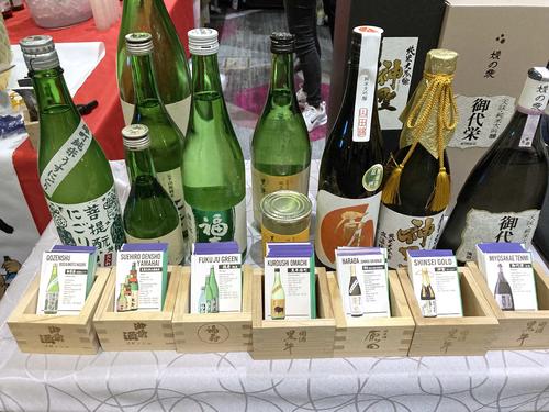 日本各地の様々な酒蔵の日本酒が並んでいました