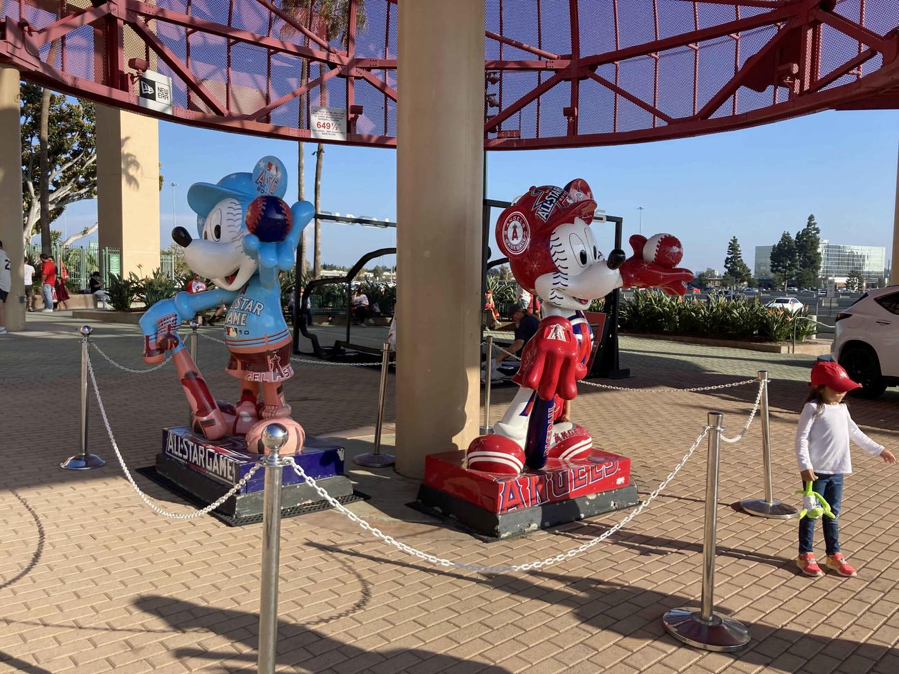 かつてディズニーが経営に参加していただけに、入り口では今もミッキーが出迎えてくれます