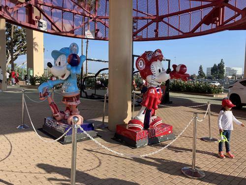 かつてディズニーが経営に参加していただけに、入り口では今もミッキーが出迎えてくれます