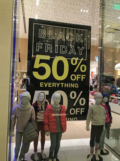 ブラックフライデーは半額以下になる商品も多く、お宝探し気分で買い物が楽しめます