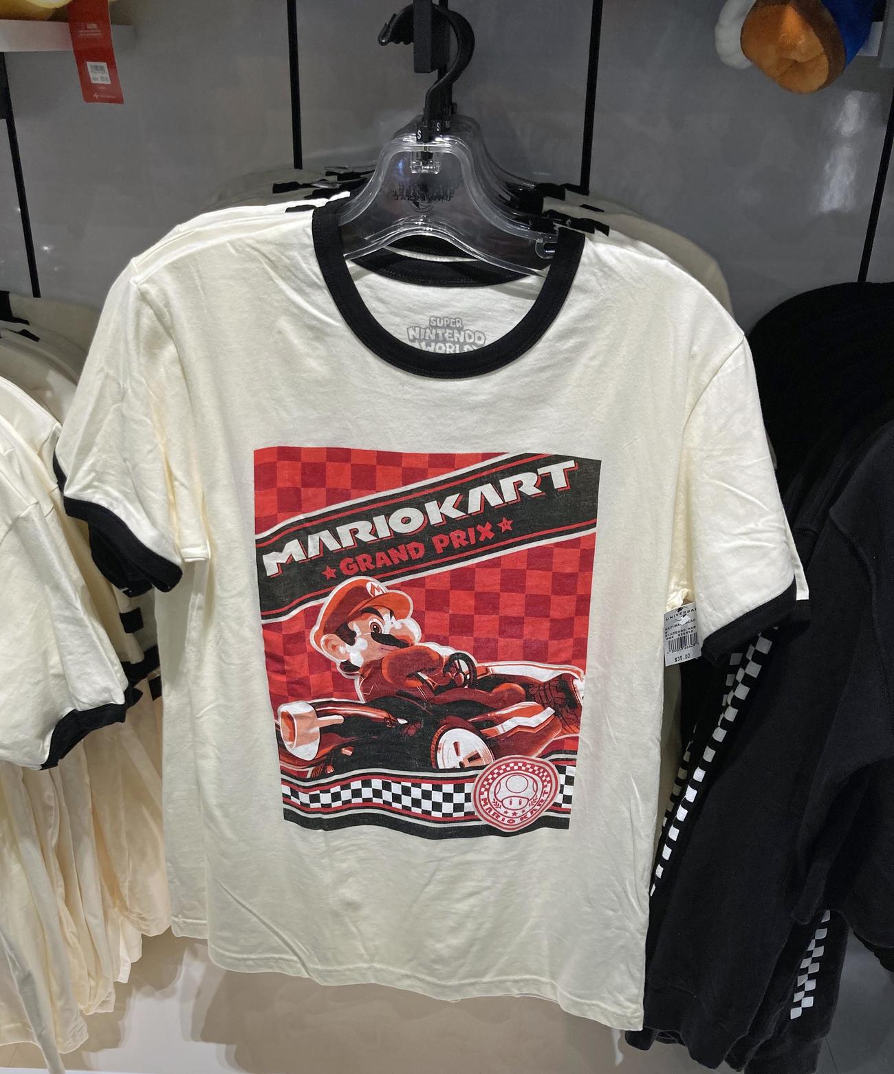 ショップにはTシャツやぬいぐるみ、カチューシャなどマリオをテーマにしたグッズがいっぱい 