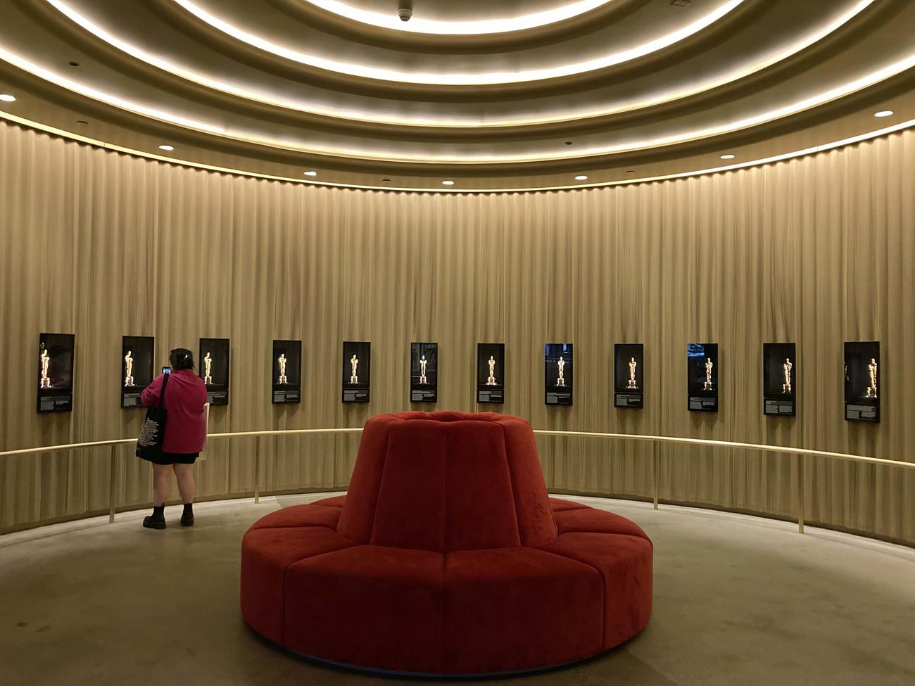本物の歴代オスカー像がずらりと並ぶ圧巻の展示