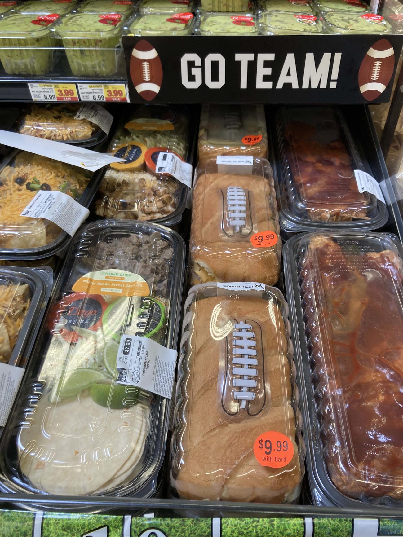 NFLにちなんだパーティーフードもたくさん並びます