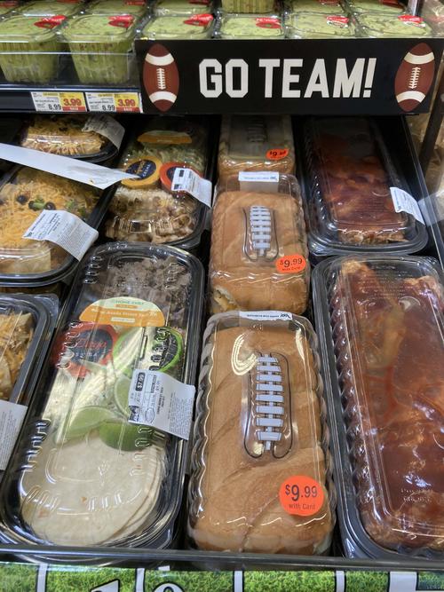 NFLにちなんだパーティーフードもたくさん並びます