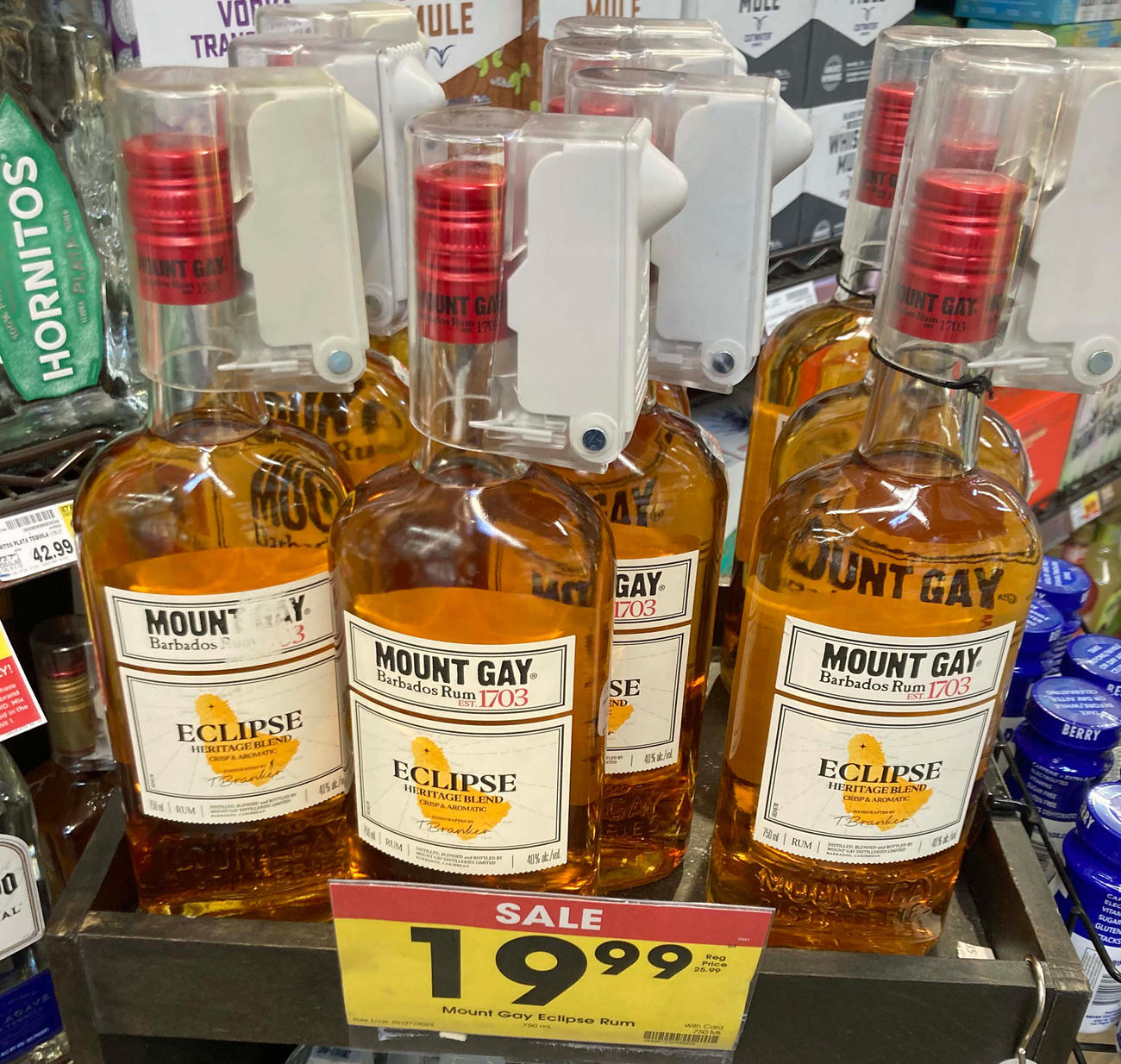 蓋部分に盗難防止のプラスチックが被せられて売られているアルコール