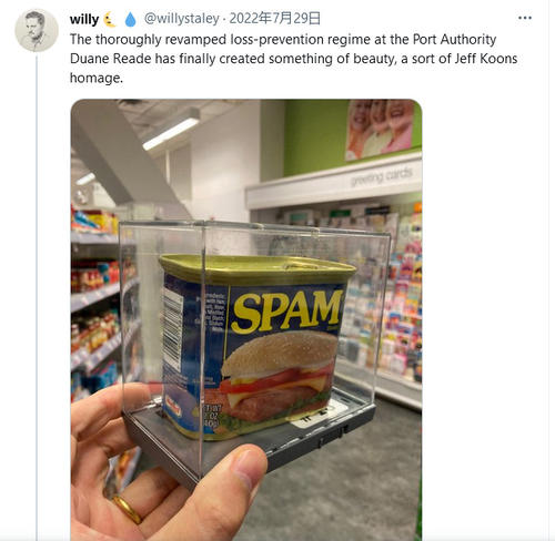 SNSで拡散されて話題になったプラスチックケース入りのスパムの投稿(ツイッターの画面より)