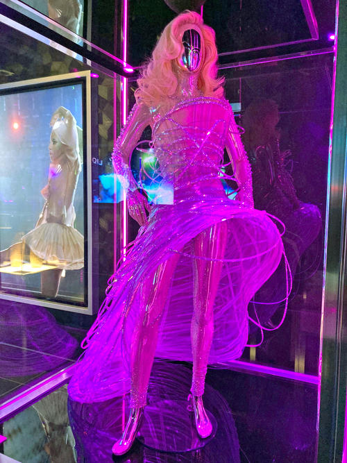 グラミー賞で披露したアルマーニのドレス