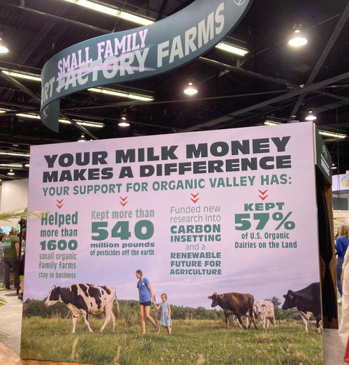 酪農家の重要性を訴える大きな看板を出す牛乳メーカーも