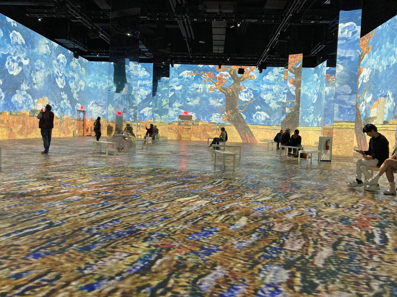 ゴッホの作品を体験できるインスタレーション