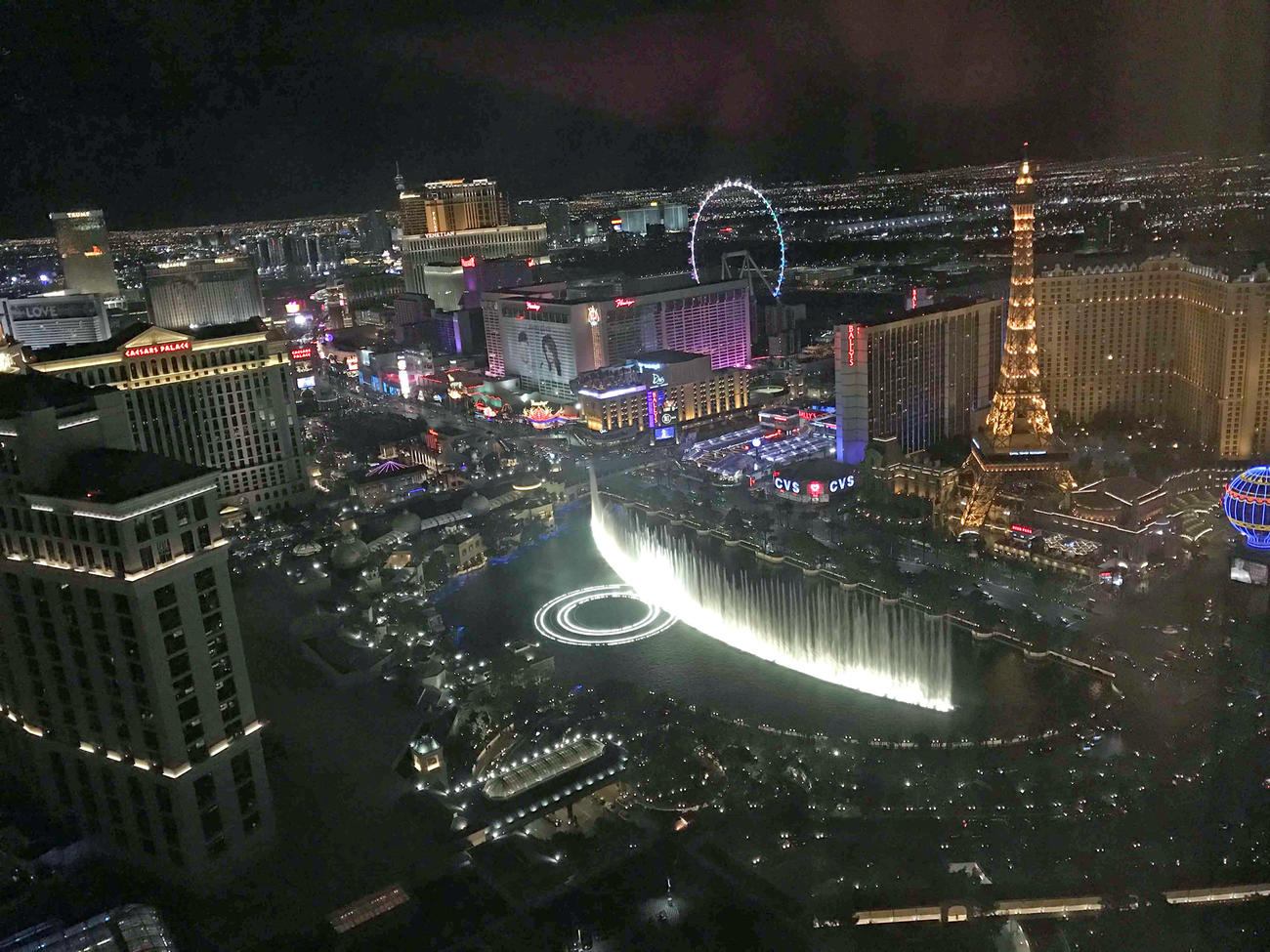 ベラージオの噴水とエッフェル塔、中央奥にはハイ・ローラーも見える