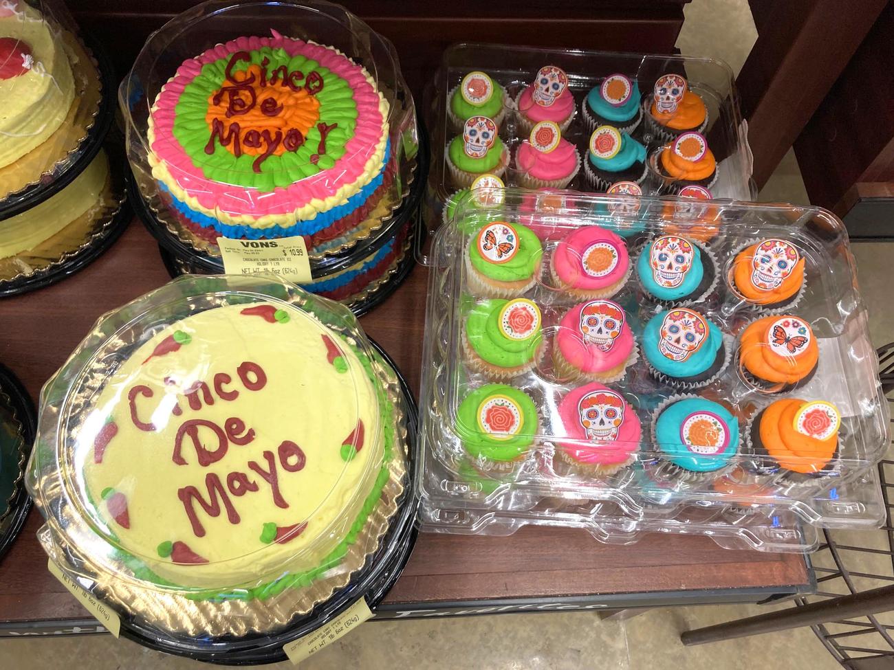 スーパーマーケットではシンコ・デ・マヨ（Cinco De Mayo）をお祝いするためのデザートも売られています