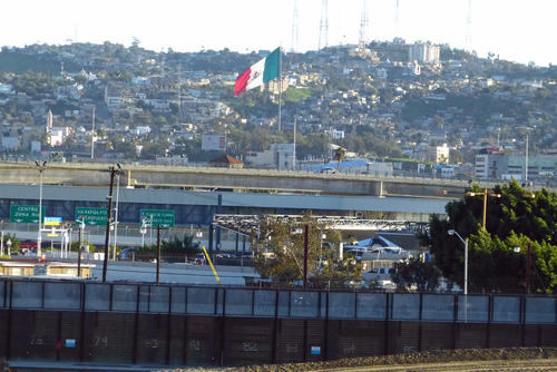 サンディエゴ南部の国境地帯から見るメキシコ