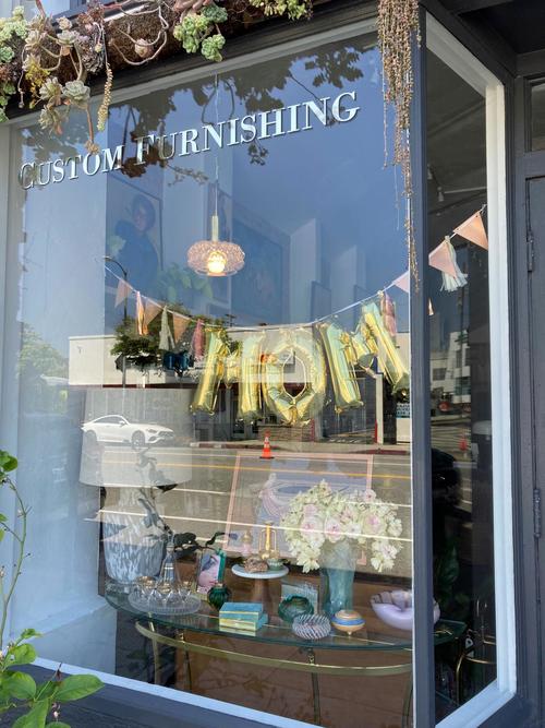 雑貨店のショーウィンドーにも母の日を祝う風船が