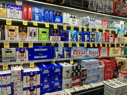 スーパーマーケットのビールコーナーに並ぶバドライト