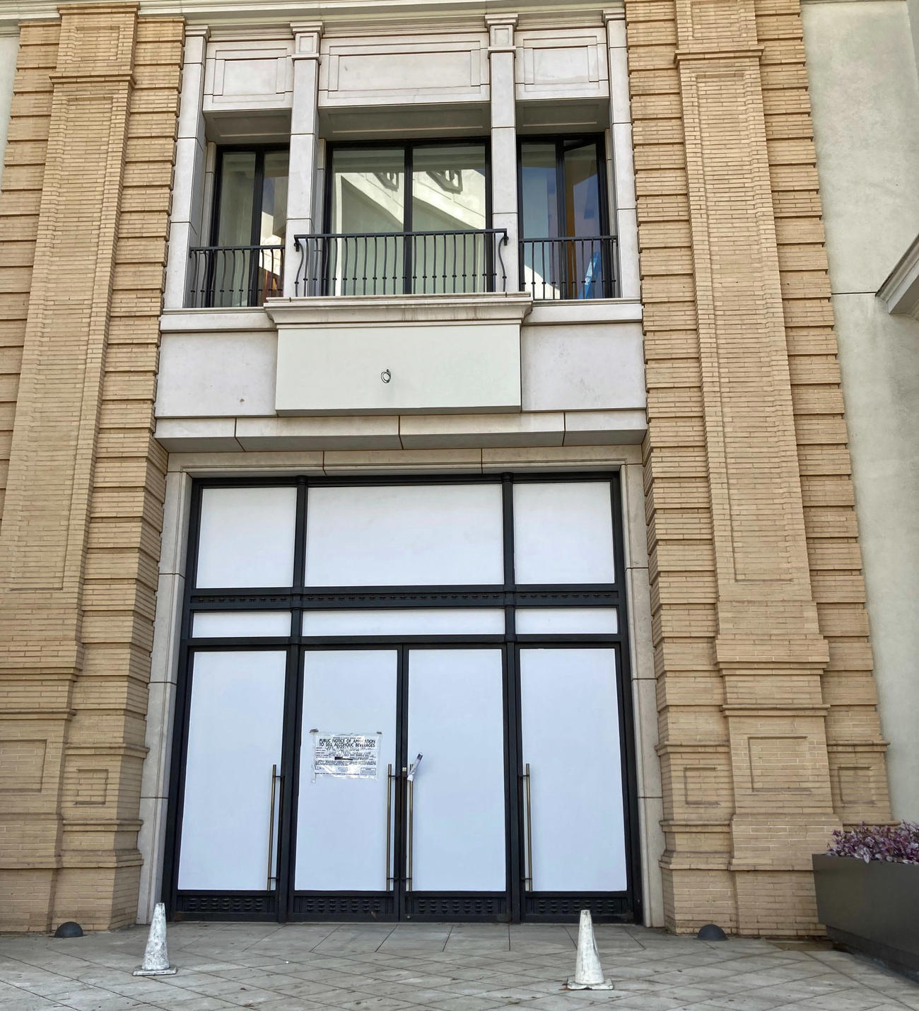 破産したバーニーズニューヨークの建物は今もそのまま借り手がつかない状態で残されています