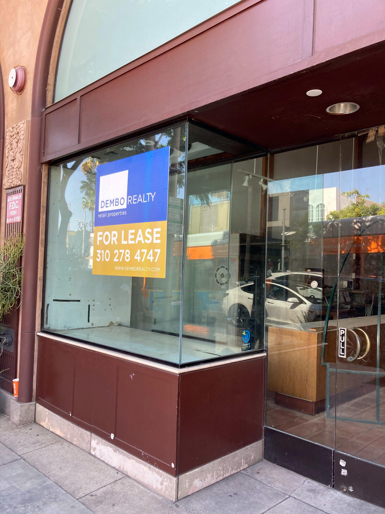 ロデオ・ドライブ沿いには「For Lease」のテナント募集の看板が目立ちます