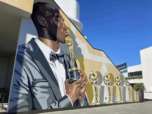 NBAロサンゼルス・レイカーズのスター選手だったコービー・ブライアントさんがオスカー像を持つ壁画