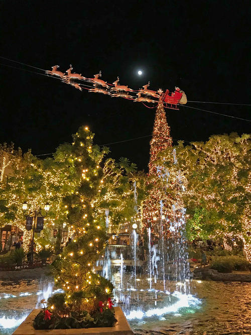 LAのショッピングモールのクリスマスイルミネーション