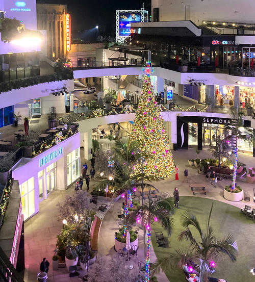 クリスマスツリーとイルミネーションが美しいハリウッドの観光名所オベーション・ハリウッド