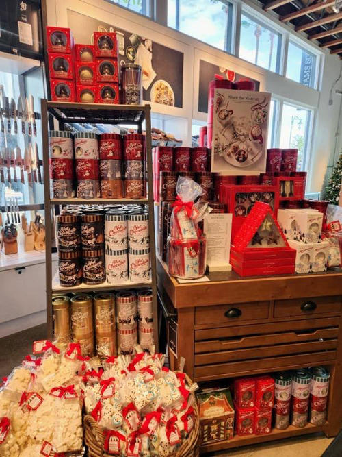 クリスマス向けのお菓子が並ぶグルメショップ