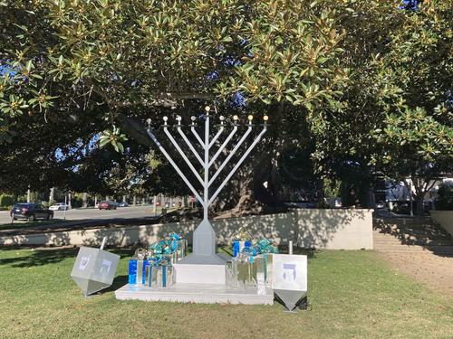 ビバリーヒルズの公園に飾られたハヌカを祝う燭台。日が暮れると毎日、1本づつ光が灯されていきます