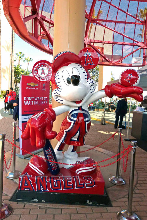 多くの日本人ファンも記念撮影したであろうエンゼルスタジアム前のミッキー像