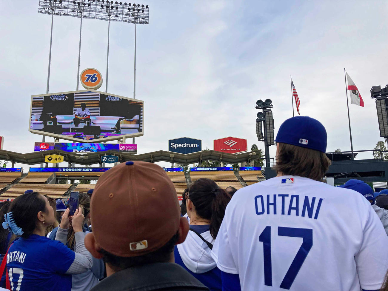 ステージに登場した大谷投手のインタビューを見守るファンたち