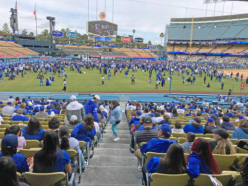 LAにしては珍しく寒空の下での開催となったもののブルーに身を包んだファンたちが集結
