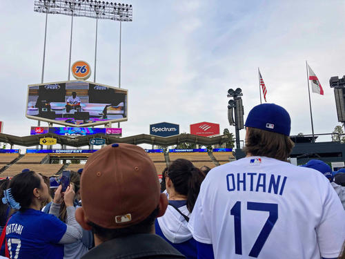 ステージに登場した大谷投手のインタビューを見守るファンたち