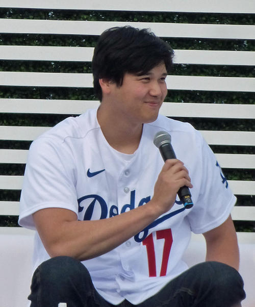 笑顔でインタビューに応じる大谷投手にファンは大興奮