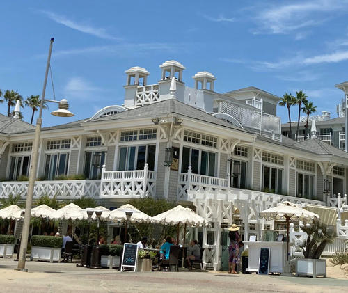 サンタモニカビーチに面したロケーションのホテルはお値段も高い分、景観が最高