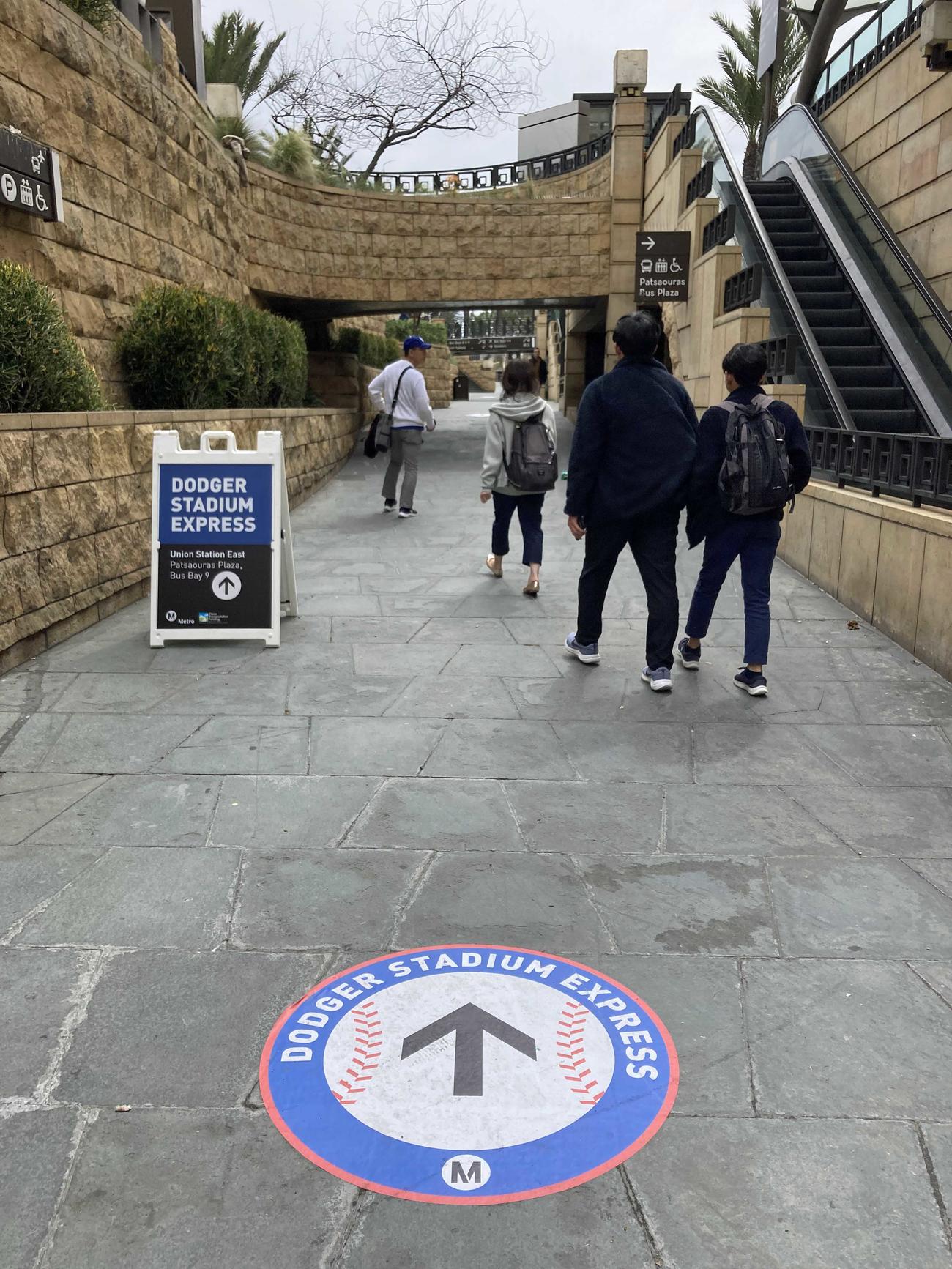 バス乗り場へと続く道