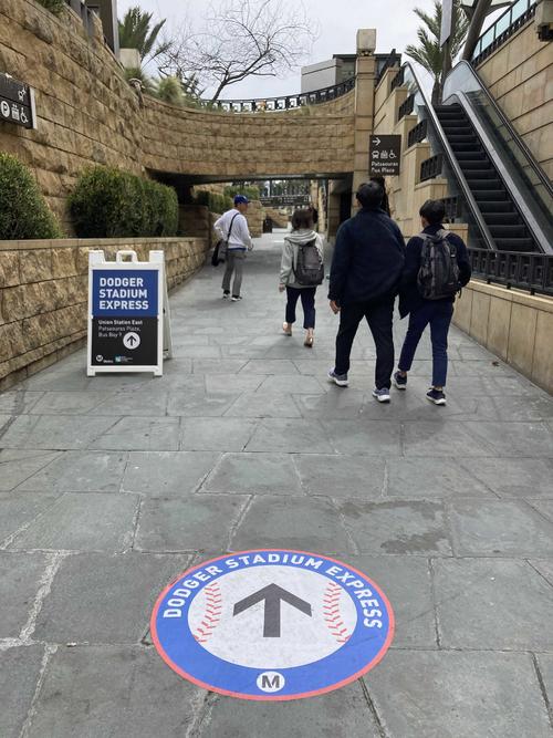 バス乗り場へと続く道